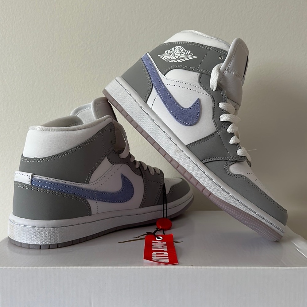 Women’s AIR JORDAN 1 MID NEW IN BOX - Picture 2 of 10